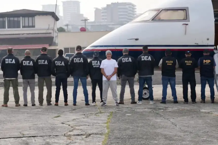 Fotografía cedida por la Embajada de los Estados Unidos en Guatemala que muestra a integrantes de las autoridades guatemaltecas y agentes del Departamento Antidrogas de Estados Unidos, custodiando al presunto líder del cartel del narcotráfico "Los Huistas", Aler Baldomero Samayoa (c) el 9 de mayo de 2025 en Ciudad de Guatemala (Guatemala). EFE/Embajada de los Estados Unidos en Guatemala
