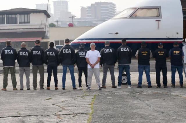 Fotografía cedida por la Embajada de los Estados Unidos en Guatemala que muestra a integrantes de las autoridades guatemaltecas y agentes del Departamento Antidrogas de Estados Unidos, custodiando al presunto líder del cartel del narcotráfico "Los Huistas", Aler Baldomero Samayoa (c) el 9 de mayo de 2025 en Ciudad de Guatemala (Guatemala). EFE/Embajada de los Estados Unidos en Guatemala