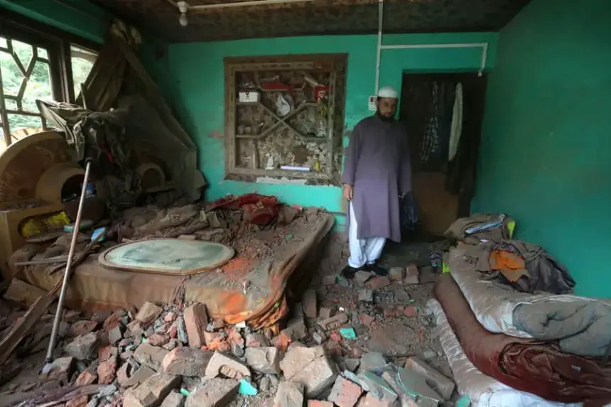 Un aldeano de Cachemira inspecciona una casa dañada tras los bombardeos transfronterizos de Pakistán, en la aldea de Gingal en Uri, Cachemira administrada por India, 09 de mayo de 2025. EFE/EPA/Farooq Khan