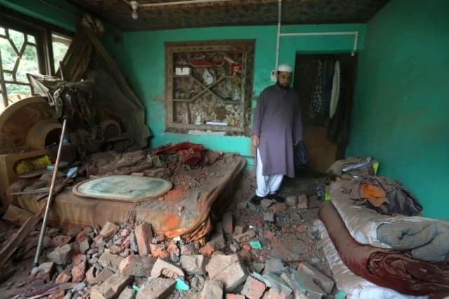 Un aldeano de Cachemira inspecciona una casa dañada tras los bombardeos transfronterizos de Pakistán, en la aldea de Gingal en Uri, Cachemira administrada por India, 09 de mayo de 2025. EFE/EPA/Farooq Khan