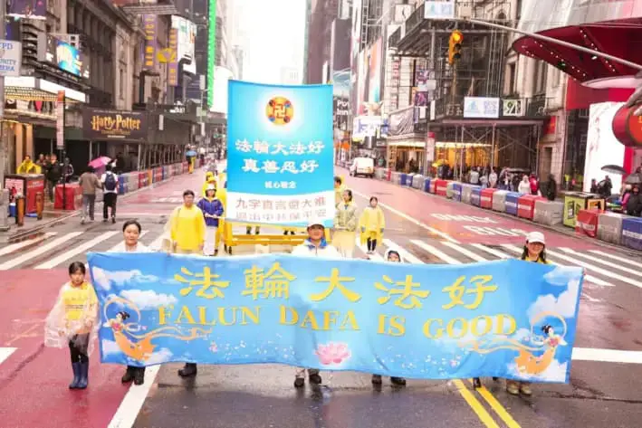 Los practicantes de Falun Gong participan en un desfile para celebrar el Día Mundial de Falun Dafa y pedir el fin de la persecución en China, en la ciudad de Nueva York, el 9 de mayo de 2025. (Larry Dye/The Epoch Times)