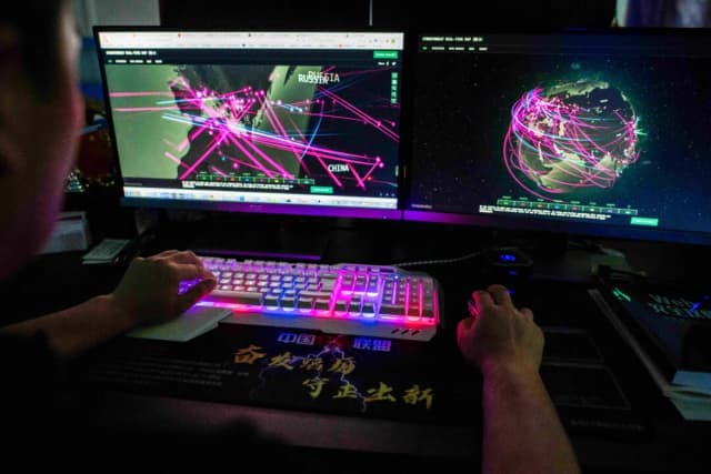 Un hacker utiliza su ordenador en Dongguan, en la provincia sureña china de Guangdong, el 4 de agosto de 2020. (Nicolas Asfouri/AFP a través de Getty Images)