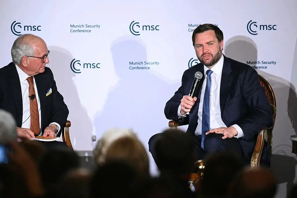 El vicepresidente de Estados Unidos, JD Vance, y Wolfgang Ischinger, presidente del Consejo de la Fundación, participan en un debate en la Conferencia de Seguridad de Múnich, celebrada en el Hotel Willard de Washington, el 7 de mayo de 2025. (Mandel Ngan/AFP a través de Getty Images)