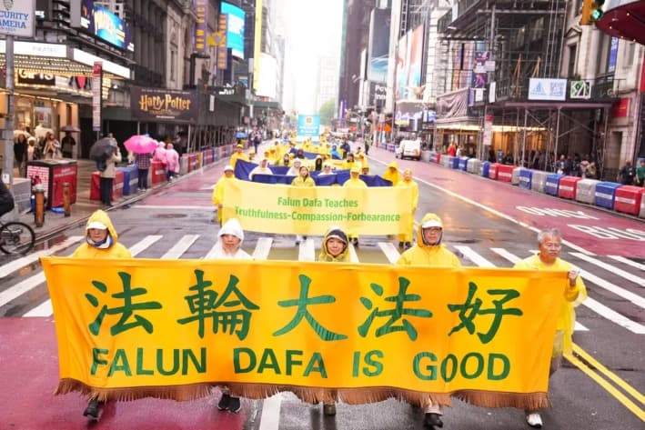 Los practicantes de Falun Gong participan en un desfile para celebrar el Día Mundial de Falun Dafa y pedir el fin de la persecución en China, en la ciudad de Nueva York, el 9 de mayo de 2025. (Larry Dye/The Epoch Times)