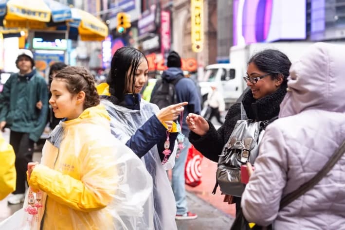 Los practicantes de Falun Gong participan en un desfile para celebrar el Día Mundial de Falun Dafa y pedir el fin de la persecución en China, en la ciudad de Nueva York, el 9 de mayo de 2025. (Samira Bouaou/The Epoch Times)