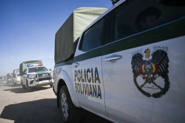 La caravana policial de Bolivia se ve en San Pedro de Chonchocoro, en las afueras de El Alto, el 29 de junio de 2024. (Ernesto Benavides/AFP vía Getty Images)
