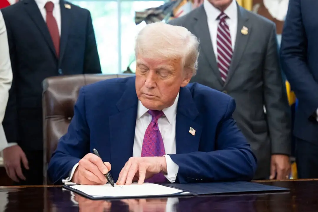 El presidente de los Estados Unidos, Donald Trump, firma una ley en el Despacho Oval de la Casa Blanca en Washington el 9 de mayo de 2025. (Saul Loeb/AFP a través de Getty Images)