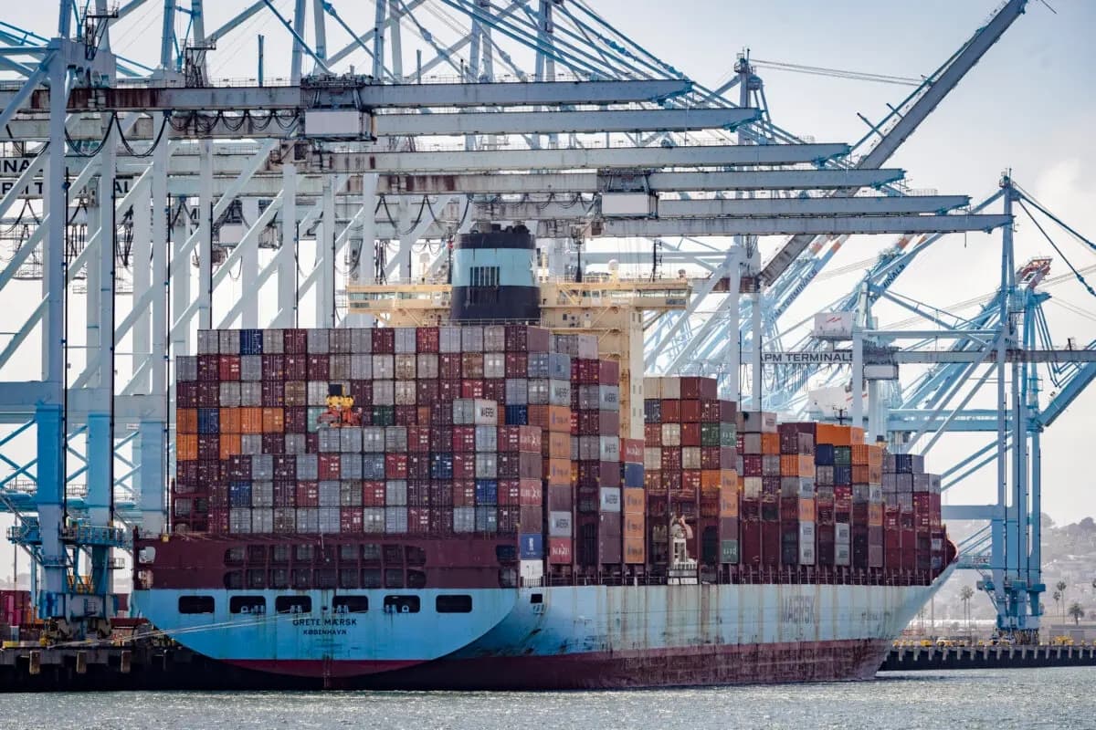 Contenedores de transporte en el puerto de Los Ángeles el 28 de marzo de 2025. (John Fredricks/The Epoch Times)
