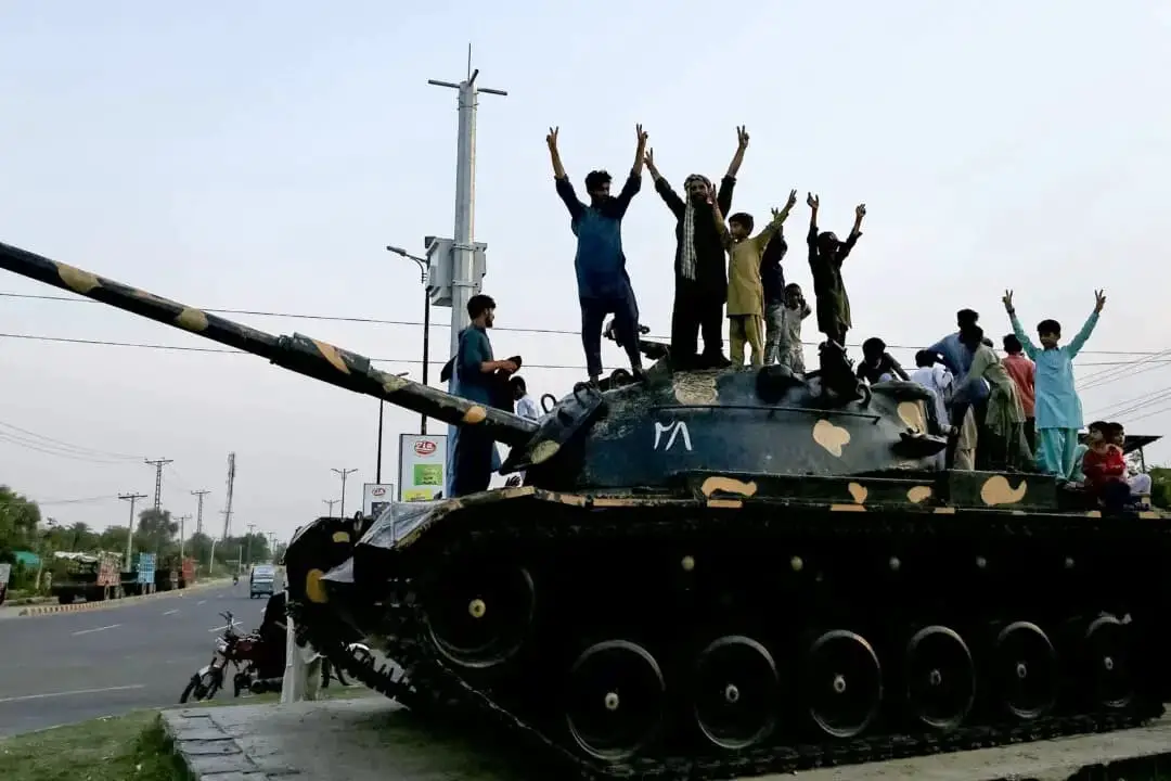 El pueblo pakistaní celebra con gestos de victoria el alto el fuego entre Pakistán y la India, en Multán, el 10 de mayo de 2025. (Shahid Saeed Mirza/AFP a través de Getty Images)
