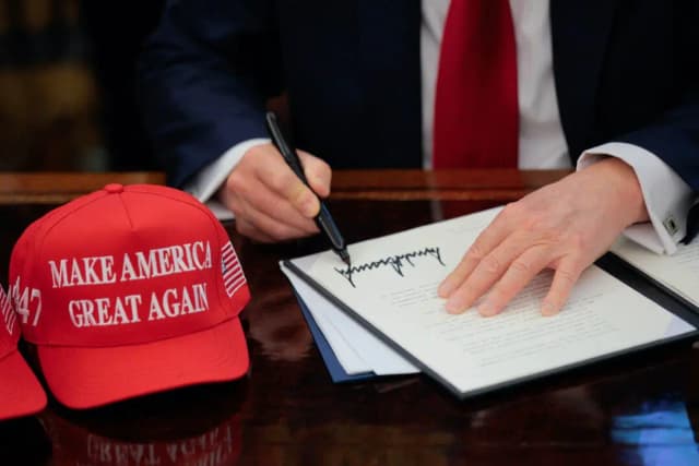 El presidente Donald Trump firma una orden ejecutiva en el Despacho Oval de la Casa Blanca en Washington el 23 de abril de 2025. (Chip Somodevilla/Getty Images)
