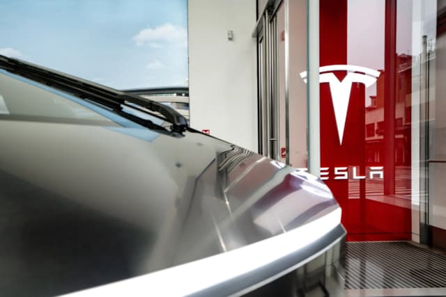 El logotipo de Tesla en un salón de exposición en la ciudad de Nueva York el 20 de marzo de 2025. (Samira Bouaou/The Epoch Times)
