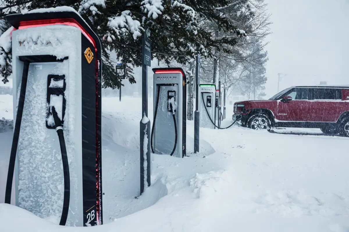 Una camioneta Rivian se recarga en una estación de carga durante una tormenta de nieve en Truckee, California, el 3 de marzo de 2024. (Mario Tama/Getty Images)