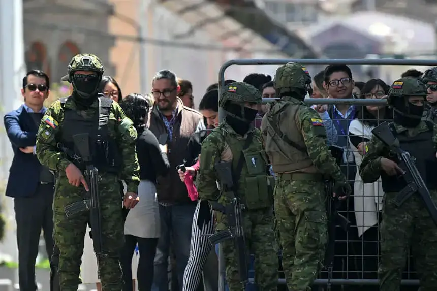 Soldados se ven en Quito (Ecuador) el 15 de abril de 2025. (Rodrigo Buendia/AFP vía Getty Images)