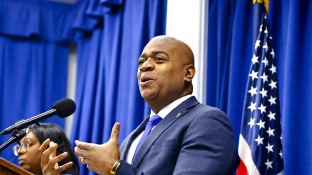 Departamento de Seguridad Nacional detuvo al alcalde de Newark: Departamento de Justicia