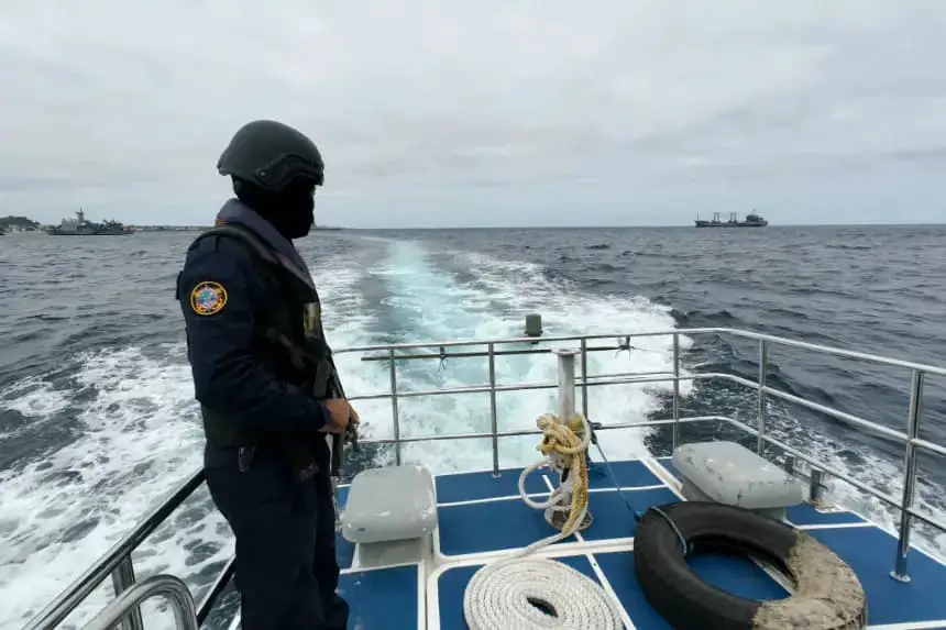 Un miembro de la Armada del Ecuador patrulla desde una embarcación en aguas internacionales del Océano Pacífico cerca de Galápagos, Ecuador, el 6 de julio de 2024. (Enrique Ortiz/AFP vía Getty Images)