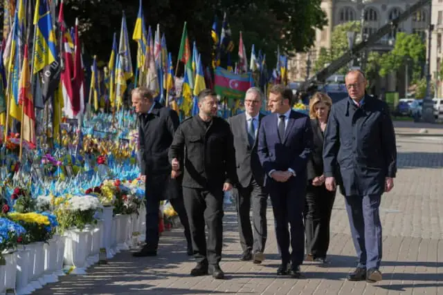 (De izquierda a derecha) El primer ministro polaco, Donald Tusk; el presidente ucraniano, Volodímir Zelenski; el primer ministro británico, Keir Starmer; el presidente francés, Emmanuel Macron, y el canciller alemán, Friedrich Merz, llegan para depositar flores en el monumento a los soldados ucranianos caídos en la plaza de la Independencia de Kiev, Ucrania, el 10 de mayo de 2025. (Evgeniy Maloletka /AP Photo)