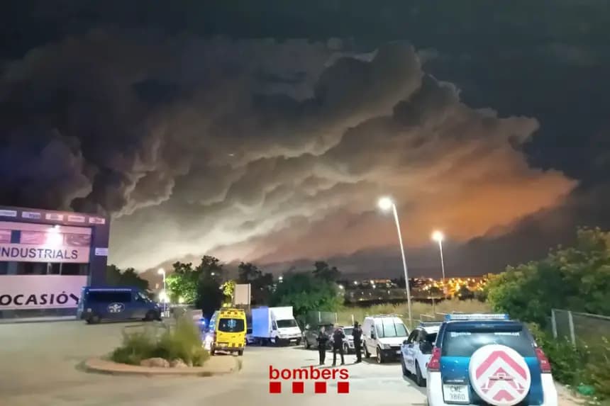 Incendio en una fábrica de productos químicos para piscinas en Vilanova i la Geltrú el 10 de mayo de 2025. EFE/Bomberos Generalitat