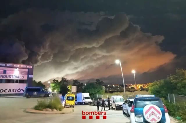Incendio en una fábrica de productos químicos para piscinas en Vilanova i la Geltrú el 10 de mayo de 2025. EFE/Bomberos Generalitat