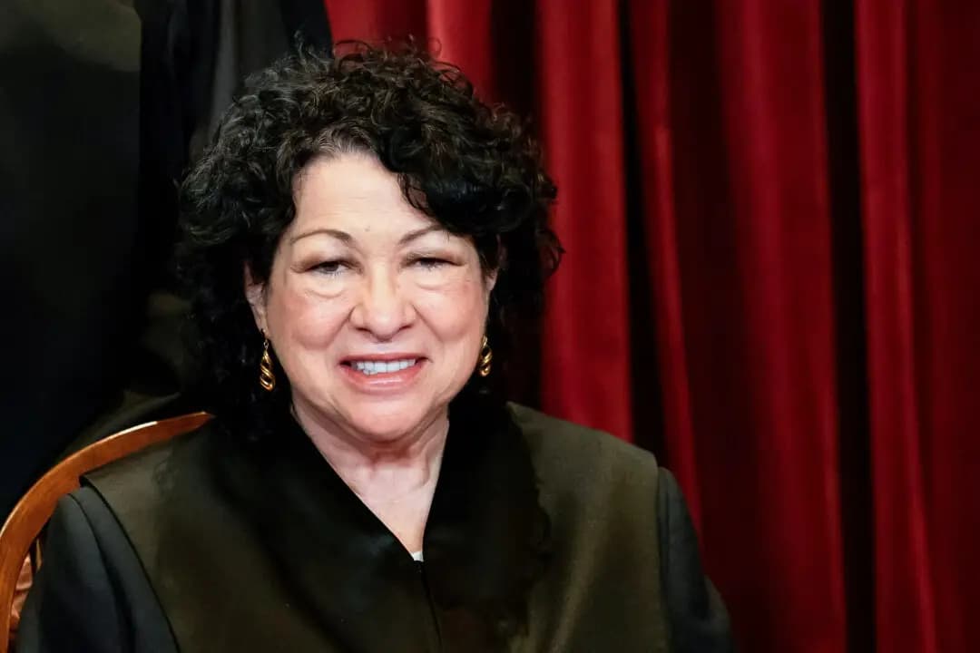 La jueza asociada Sonia Sotomayor posa durante una foto de grupo de los jueces de la Corte Suprema en Washington, el 23 de abril de 2021. (Erin Schaff/Pool vía Reuters)
