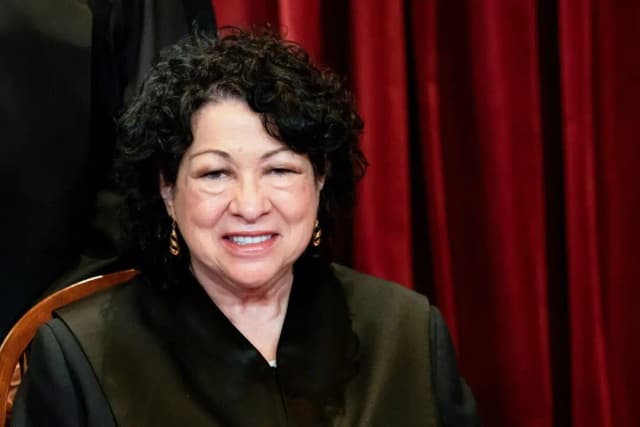 La jueza asociada Sonia Sotomayor posa durante una foto de grupo de los jueces de la Corte Suprema en Washington, el 23 de abril de 2021. (Erin Schaff/Pool vía Reuters)

