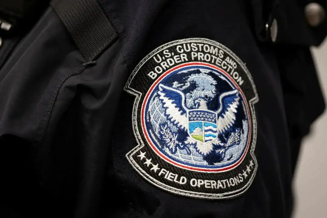 Se ve un parche con el sello de la Oficina de Aduanas y Protección Fronteriza de los Estados Unidos en el Aeropuerto Internacional de Miami, en Miami, Florida, el 7 de febrero de 2025. (Marco Bello/Reuters)
