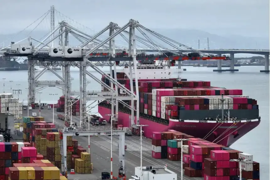 En una vista aérea, se ve un buque portacontenedores atracado en el puerto de Oakland, en Oakland, California, el 18 de abril de 2025. (Justin Sullivan/Getty Images)