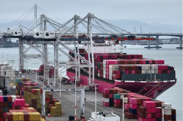 En una vista aérea, se ve un buque portacontenedores atracado en el puerto de Oakland, en Oakland, California, el 18 de abril de 2025. (Justin Sullivan/Getty Images)