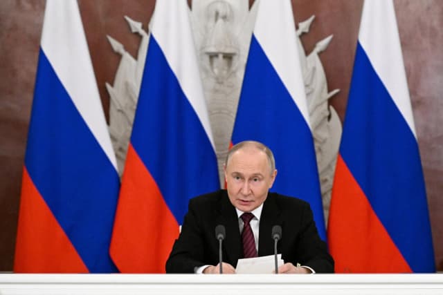 El presidente ruso, Vladímir Putin, hace una declaración a los medios de comunicación en el Kremlin, en Moscú, el 11 de mayo de 2025. (Sergey Bobylev/Agencia anfitriona RIA Novosti/Documentación facilitada por Reuters)
