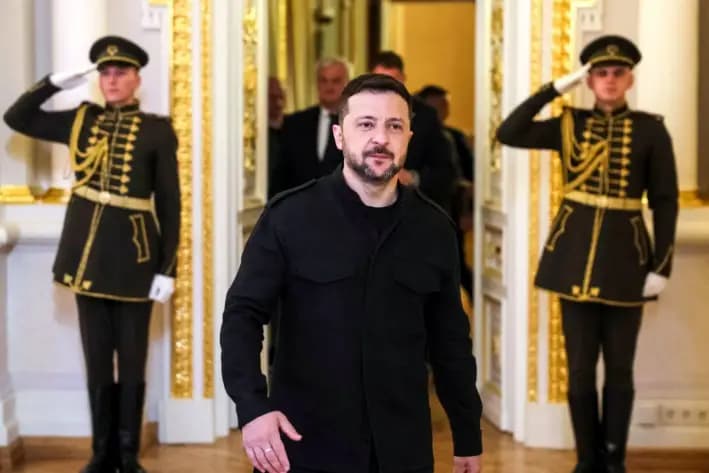 El presidente de Ucrania, Volodimir Zelenski, llega para reunirse con el primer ministro británico, Keir Starmer; el presidente francés, Emmanuel Macron; el canciller alemán, Friedrich Merz; y el primer ministro polaco, Donald Tusk, en Kiev, Ucrania, el 10 de mayo de 2025. (Gleb Garanich/Reuters)
