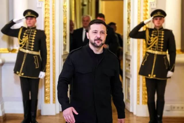 El presidente de Ucrania, Volodimir Zelenski, llega para reunirse con el primer ministro británico, Keir Starmer; el presidente francés, Emmanuel Macron; el canciller alemán, Friedrich Merz; y el primer ministro polaco, Donald Tusk, en Kiev, Ucrania, el 10 de mayo de 2025. (Gleb Garanich/Reuters)