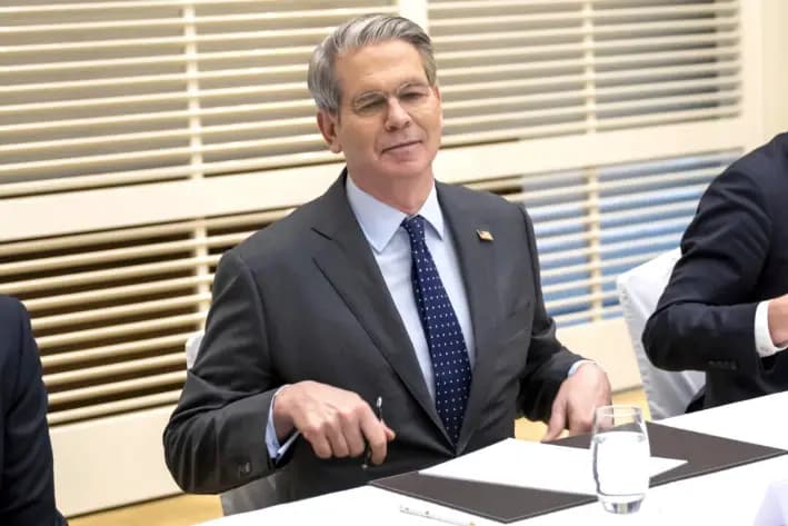 El secretario del Tesoro de Estados Unidos, Scott Bessent, escucha los discursos durante una reunión bilateral entre Suiza y Estados Unidos, en Ginebra, Suiza, el 9 de mayo de 2025. (Martial Trezzini/Keystone vía AP)