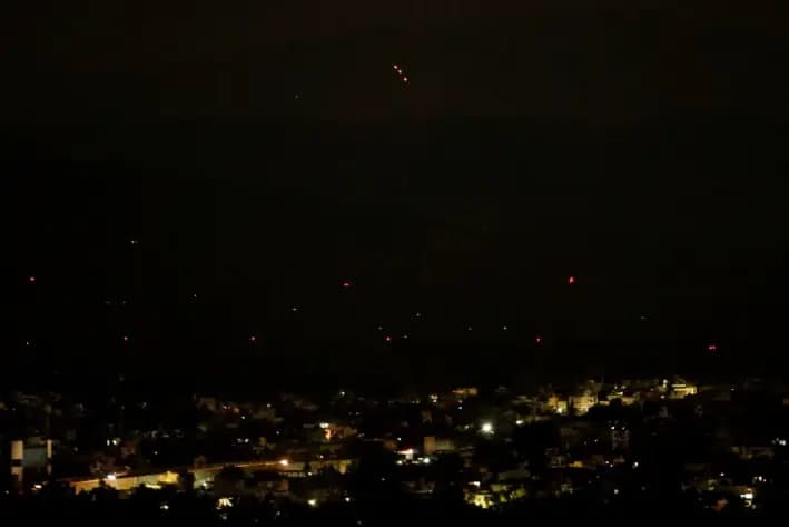 El sistema de defensa aérea de la India intercepta objetos en el cielo, tras el anuncio de un alto el fuego entre India y Pakistán, en la ciudad de Jammu, India, el 10 de mayo de 2025. (Adnan Abidi/Reuters)