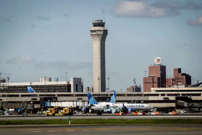 Aviones de United Airlines en la puerta del Aeropuerto Internacional Newark Liberty, en Newark, Nueva Jersey, el 7 de mayo de 2025. (Kena Betancur/AFP vía Getty Images)