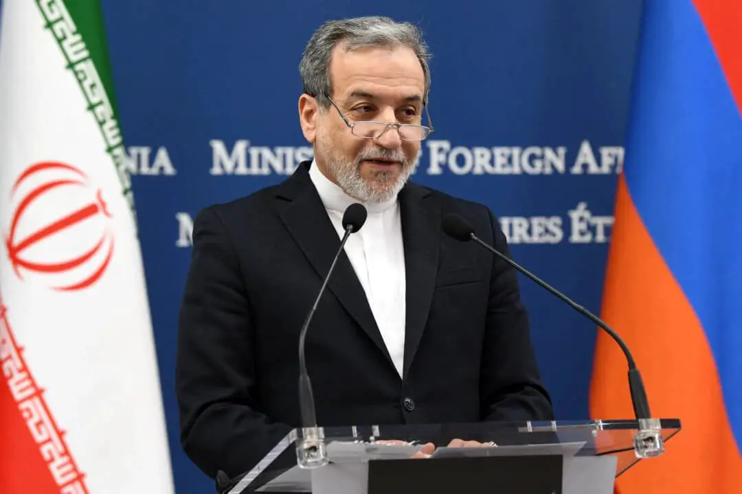 El ministro de Asuntos Exteriores de Irán, Abbas Araghchi, asiste a una conferencia de prensa conjunta con su homólogo armenio tras sus conversaciones en Ereván el 25 de marzo de 2025. (Karen Minasyan/AFP)