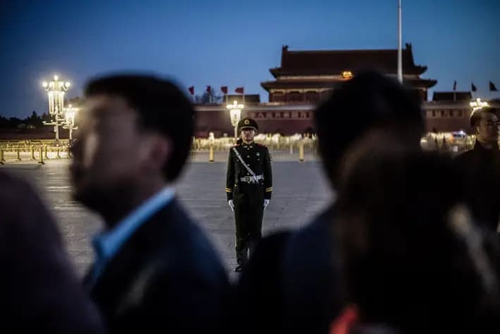 Un policía paramilitar en la Plaza de Tiananmen, en Beijing, el 15 de marzo de 2019. (Fred Dufour/AFP vía Getty Images)