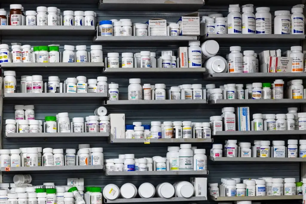 Medicamentos con receta en exhibición en la Farmacia de Descuento NYC en Manhattan, Nueva York, el 23 de julio de 2024. (Spencer Platt/Getty Images)