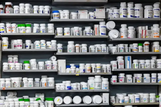 Medicamentos con receta en exhibición en la Farmacia de Descuento NYC en Manhattan, Nueva York, el 23 de julio de 2024. (Spencer Platt/Getty Images)