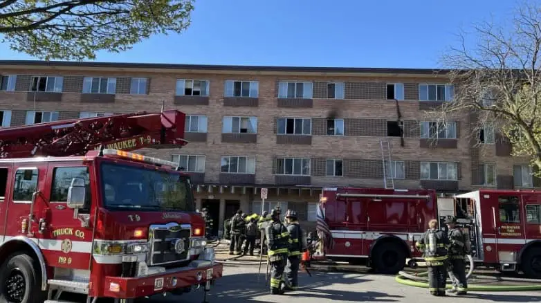Bomberos en el lugar tras un incendio en un edificio de apartamentos de varios pisos en el barrio Concordia de Milwaukee el 11 de mayo de 2025. (WDJT vía CNN Newsource).
