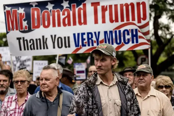 Sudafricanos blancos que apoyan al presidente estadounidense Donald Trump y al multimillonario tecnológico sudafricano y estadounidense Elon Musk se reúnen frente a la Embajada de Estados Unidos en Pretoria, Sudáfrica, el 15 de febrero de 2025. (Marco Longari/AFP vía Getty Images)