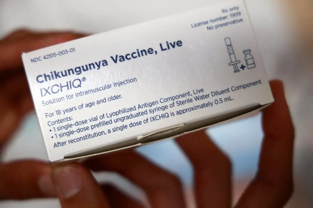 Una caja de vacunas contra el chikungunya Ixchiq en una farmacia de La Reunión, en una fotografía de archivo. (Richard Bouhet/AFP a través de Getty Images).
