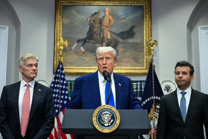 El presidente Donald Trump habla junto al administrador de Medicare y Medicaid, Mehmet Oz (izq.), y el comisionado de la Administración de Alimentos y Medicamentos (FDA), Martin Makary (der.), durante una conferencia de prensa sobre los precios de los medicamentos recetados, en la Sala Roosevelt de la Casa Blanca, el 12 de mayo de 2025. (Jim Watson/AFP vía Getty Images)