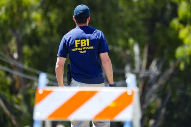 Subdirector del FBI dice que inmigrantes ilegales criminales y depredadores de niños son prioridad