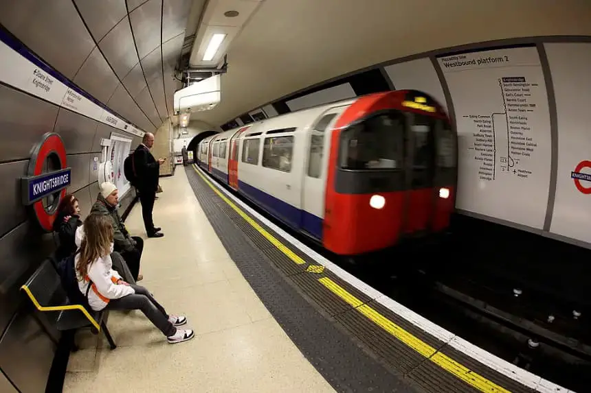 Un tren del metro de Londres llega a la estación de Knightsbridge el 30 de marzo de 2010 en Londres, Inglaterra. (Oli Scarff/Getty Images)
