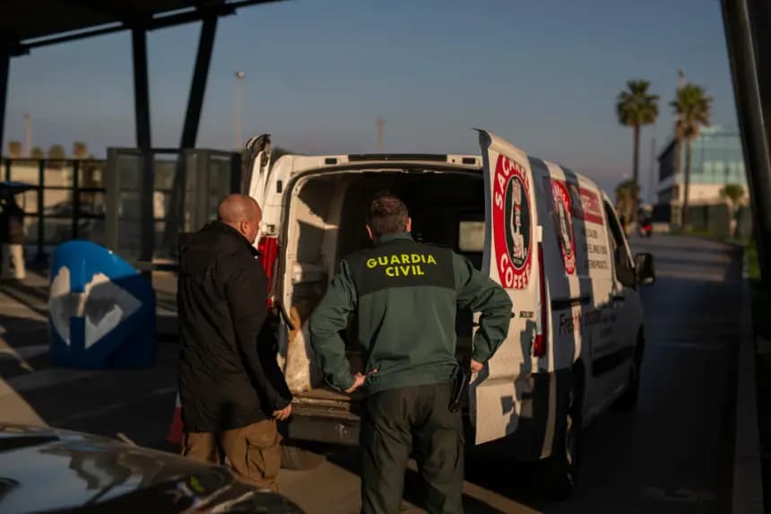 Un Guardia Civil español revisa un coche en la Aduana española el 7 de diciembre de 2018. (Pablo Blazquez Domínguez/Getty Images)