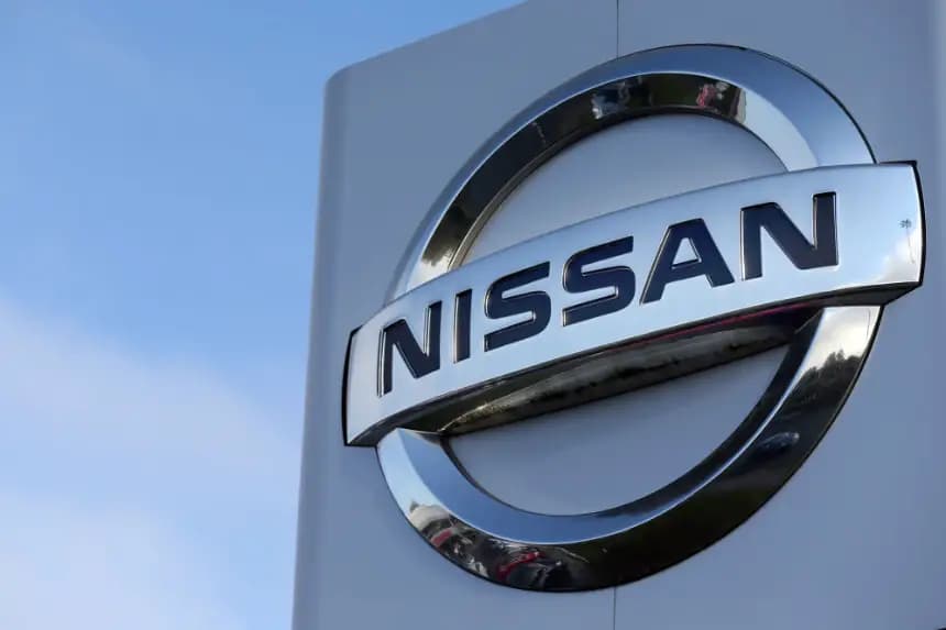 El logotipo del gigante automovilístico japonés Nissan se encuentra en la explanada de un concesionario de automóviles Nissan en Sunderland, al noreste de Inglaterra, el 25 de octubre de 2016. (Scott Heppell/AFP vía Getty Images)