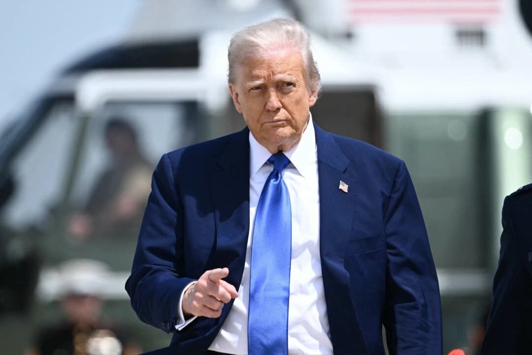 El presidente Donald Trump camina hacia el Air Force One en la Base Conjunta Andrews en Maryland el 12 de mayo de 2025. (Brendan SMIALOWSKI / AFP)