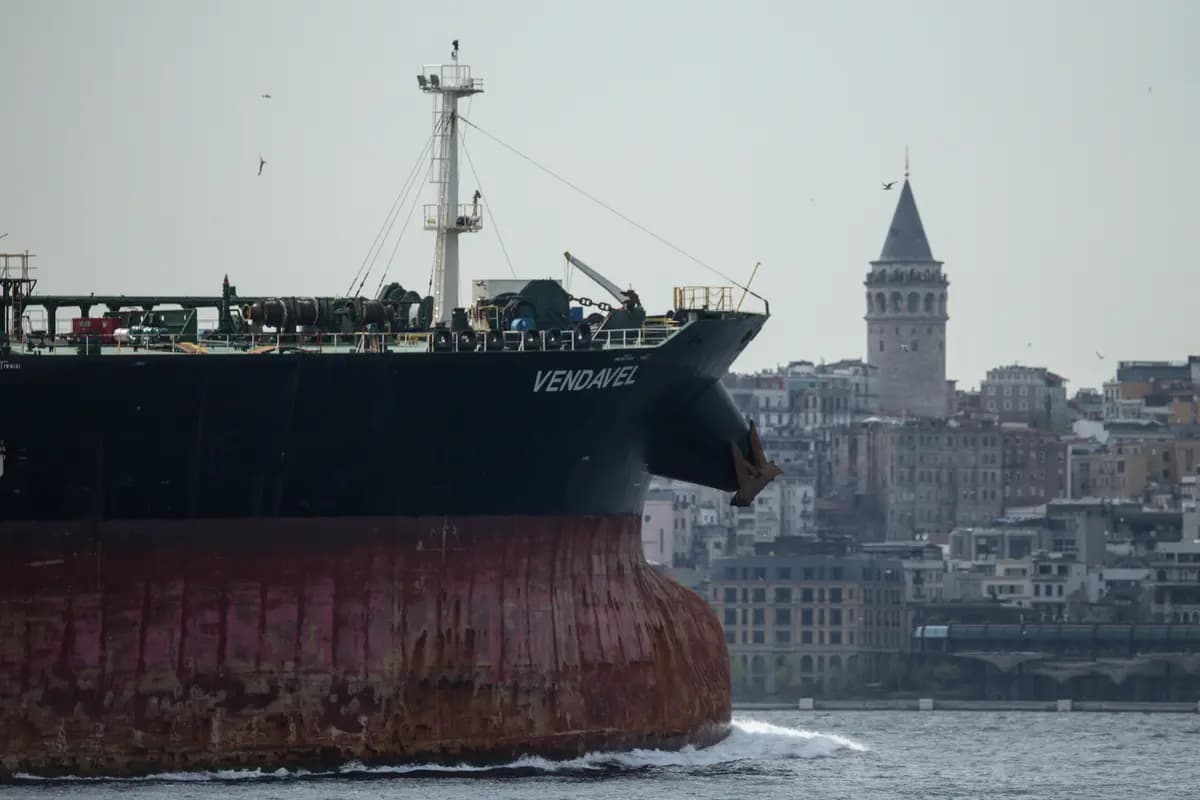 Un barco pasa frente a la famosa Torre de Gálata de Estambul mientras navega por el Bósforo el 2 de mayo de 2025. (Chris McGrath/Getty Images).