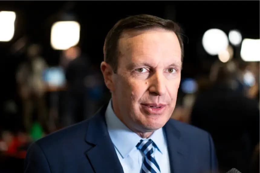 El senador Chris Murphy (demócrata por Connecticut) habla con la prensa en el centro de prensa y sala de prensa del Centro de Convenciones de Pensilvania antes del debate presidencial entre el candidato republicano y expresidente Donald J. Trump y la candidata demócrata a la vicepresidencia, Kamala Harris, en Filadelfia, Pensilvania, el 10 de septiembre de 2024. (Madalina Vasiliu/The Epoch Times)