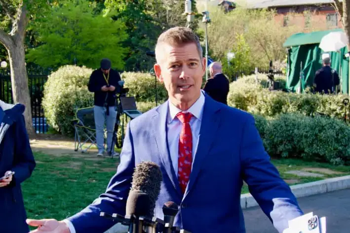 El secretario de Transporte, Sean Duffy, habla con periodistas en la Casa Blanca, el 9 de abril de 2025. (Travis Gillmore/The Epoch Times)