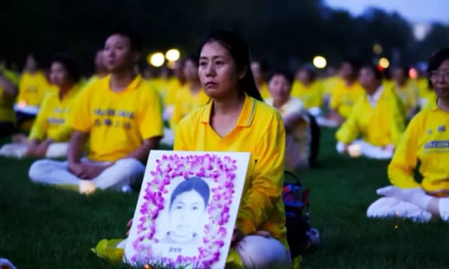 Los practicantes de Falun Gong sostienen velas durante una vigilia en memoria de los practicantes de Falun Gong que fallecieron debido a la persecución del Partido Comunista Chino, en el National Mall de Washington, el 20 de julio de 2023. (Madalina Vasiliu/The Epoch Times)